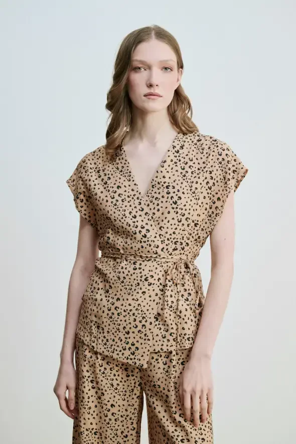 Beli İp Kemerli Anvelop Kesim Leopar Bluz - Camel - 1