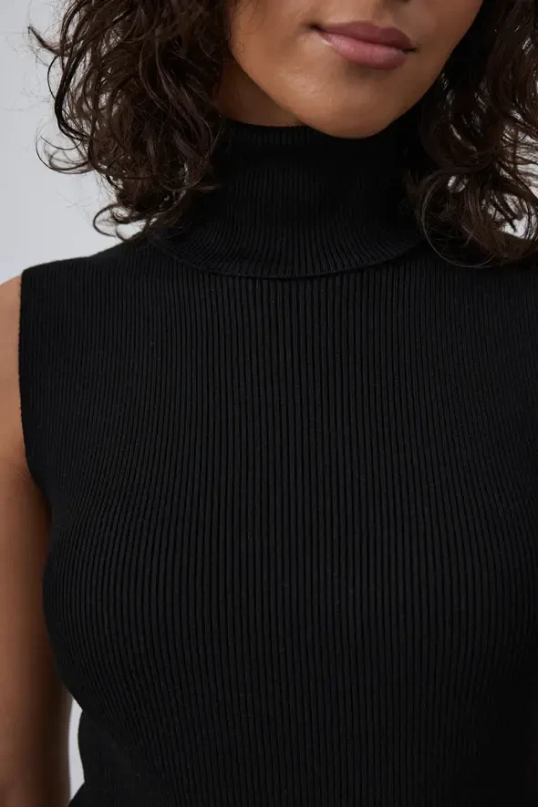 Sleeveless Knitwear with Turtleneck - Black - 4