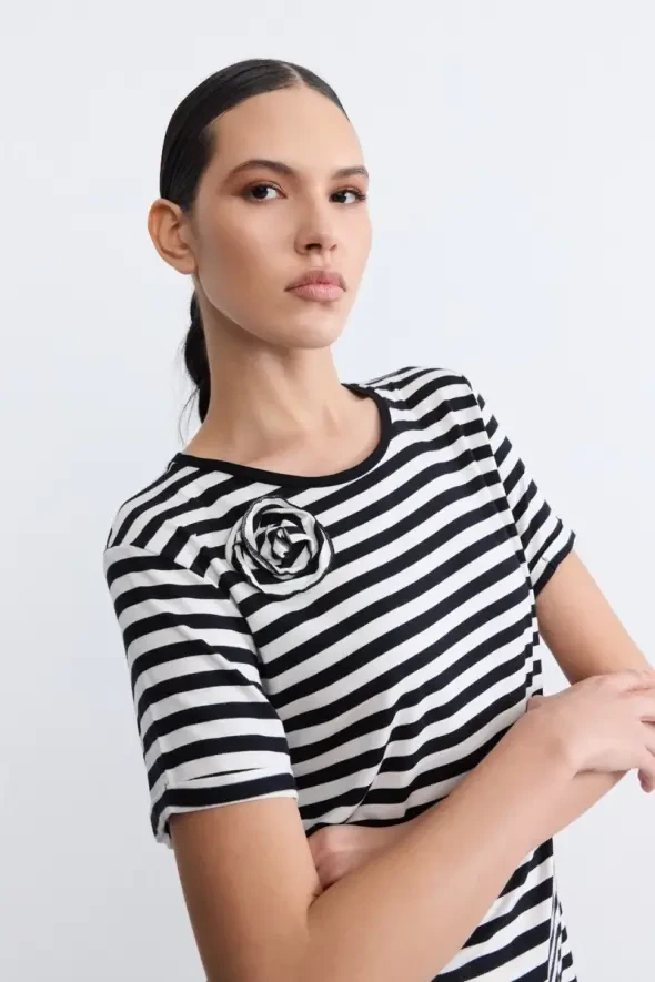 Gül Broş Detaylı Viskon T-Shirt - Siyah - 1