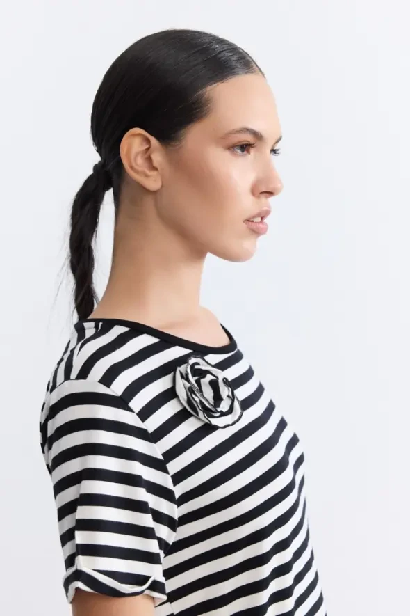 Gül Broş Detaylı Viskon T-Shirt - Siyah - 2