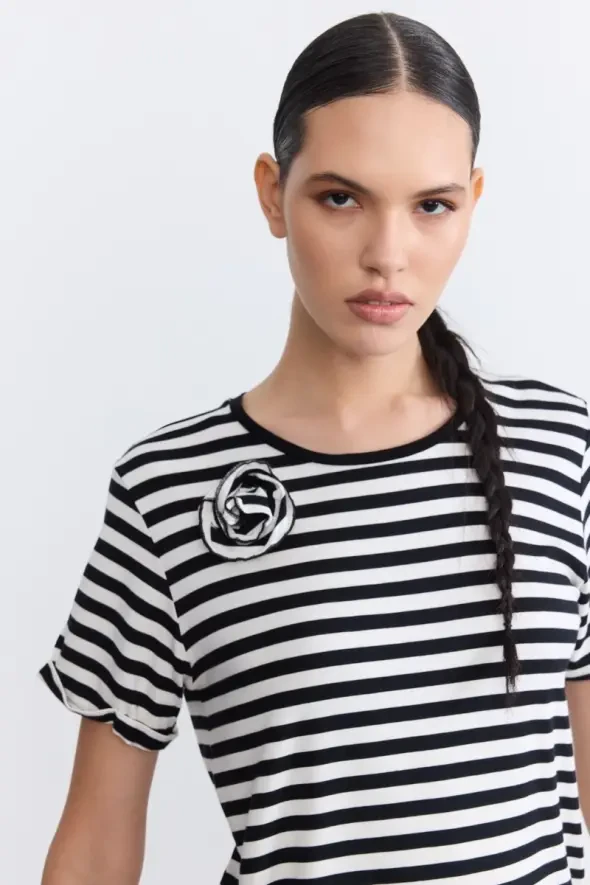 Gül Broş Detaylı Viskon T-Shirt - Siyah - 3