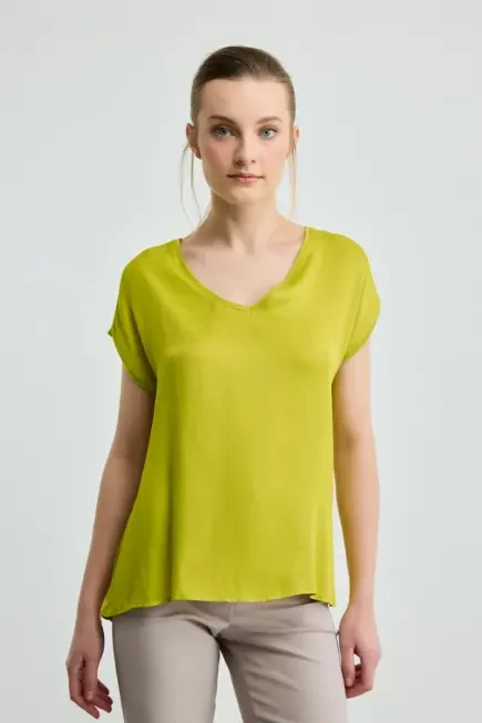 V Yaka Önü Saten Tshirt - Fıstık Yeşili Fıstık Yeşili