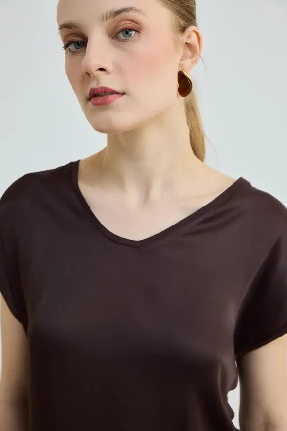 V Yaka Önü Saten Tshirt - Kahve - 3